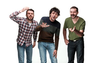 Üç adam gülümseyerek, kameraya bakıyor