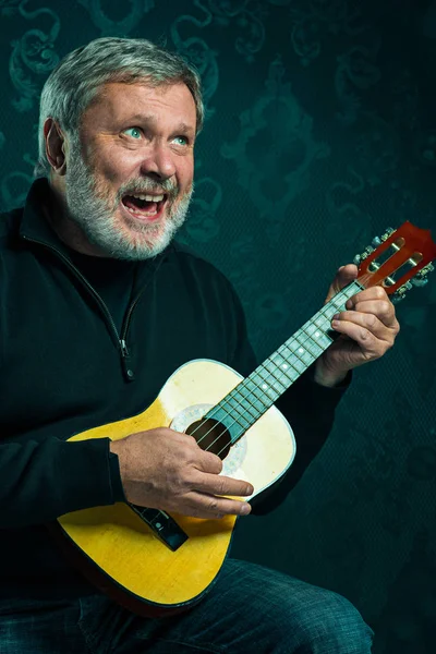 Retrato de estudio de hombre mayor con guitarra . — Foto de Stock