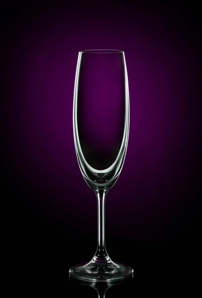 Leeres Weinglas auf dunkelrot — Stockfoto