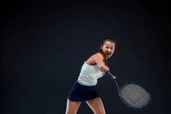 暗い背景にラケットでテニスが美しい少女の肖像画 — ストック写真
