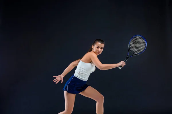 Portrait de belle joueuse de tennis avec une raquette sur fond sombre — Photo
