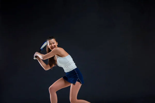 Portréja egy ütő a sötét háttér gyönyörű lány teniszező — Stock Fotó