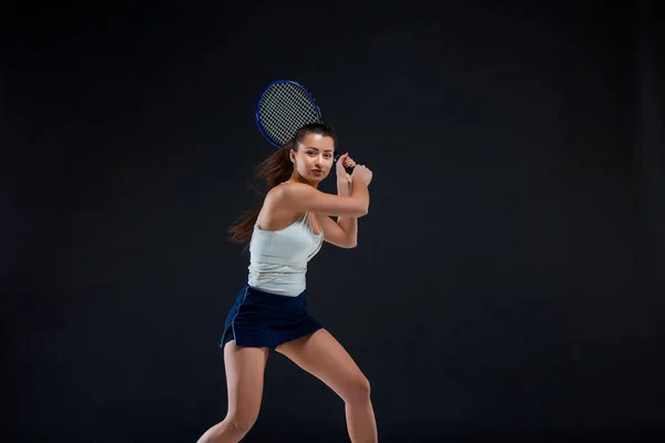 Πορτρέτο του όμορφη κοπέλα παίκτης του τένις με μια ρακέτα του σε σκούρο φόντο — Φωτογραφία Αρχείου
