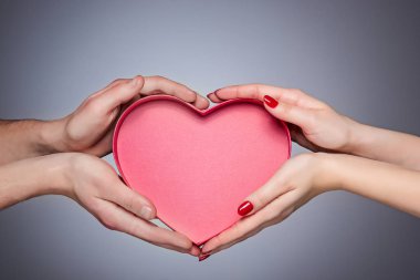 bir hediye almak ve vermekle eller