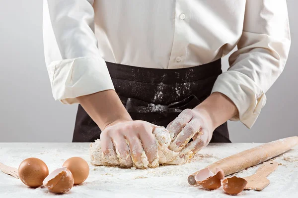 Hände kneten einen Teig — Stockfoto