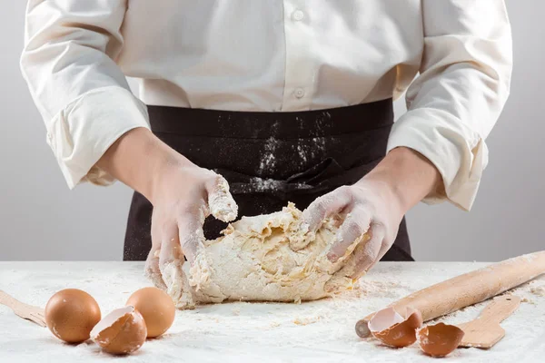 Hände kneten einen Teig — Stockfoto