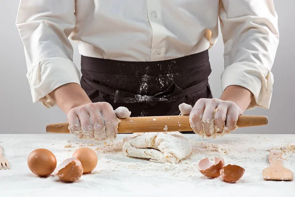 Пекарь Делает Хлеб Мужские Руки Месит Тесто Готовит Пальто — стоковое фото