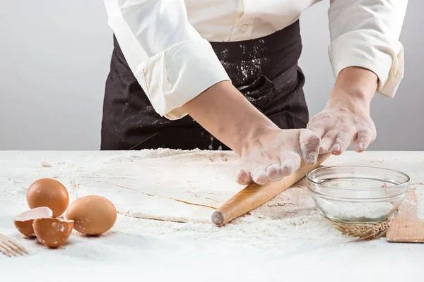 Hände kneten einen Teig — Stockfoto