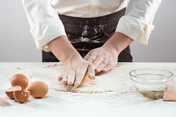 Hände kneten einen Teig — Stockfoto