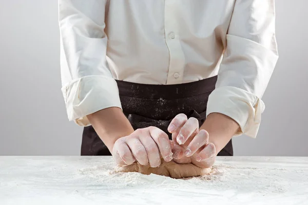 Hände kneten einen Teig — Stockfoto