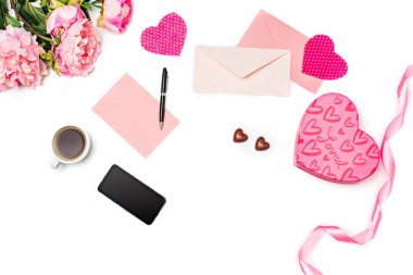 Beyaz arka plan üzerinde yürekleri hediye kutusu