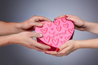 bir hediye almak ve vermekle eller