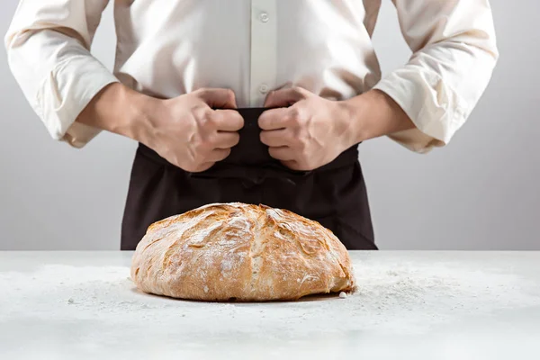 남성의 손과 소박한 유기 빵 덩어리 — 스톡 사진