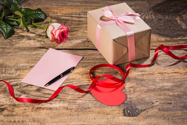 La caja de regalo con corazones sobre fondo de madera —  Fotos de Stock