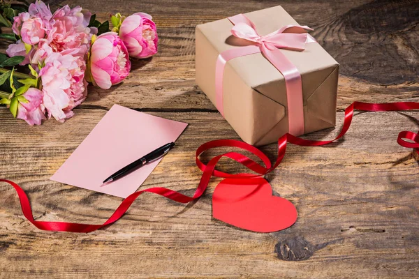 The gift box with hearts on wooden background — Stock Photo, Image