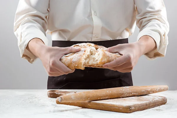 Le mani maschili e la pagnotta rustica biologica del pane — Foto Stock