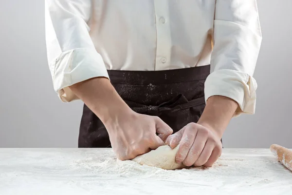 Hände kneten einen Teig — Stockfoto