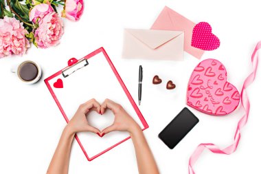 Beyaz arka plan üzerinde kalp kalp ve hediye kutusu yapmak dişi eller