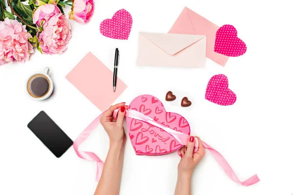 Hediye kutusu beyaz arka plan üzerinde kadın elleriyle