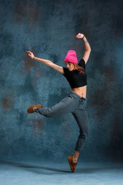 Genç kız break dans duvar arka plan üzerinde.