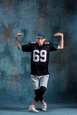 Break dans duvar arka plan üzerinde genç adam.