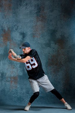 Break dans duvar arka plan üzerinde genç adam.