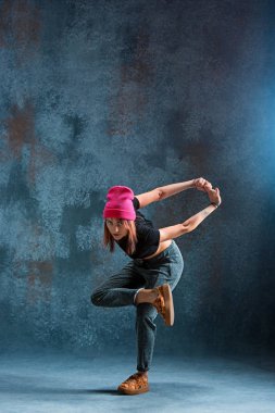Genç kız break dans duvar arka plan üzerinde.
