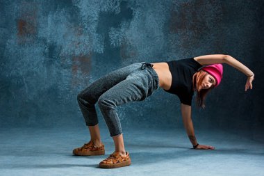 Genç kız break dans duvar arka plan üzerinde.