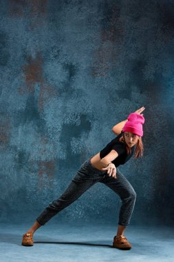 Genç kız break dans duvar arka plan üzerinde.