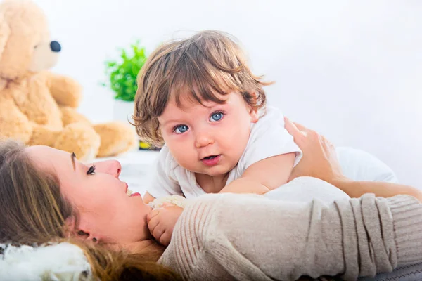 Femme heureuse avec fils - bébé garçon — Photo