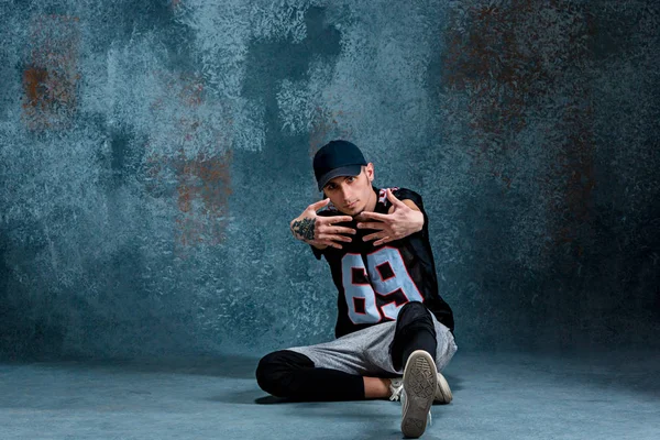 Young man break dancing on wall background. — Stock Photo, Image