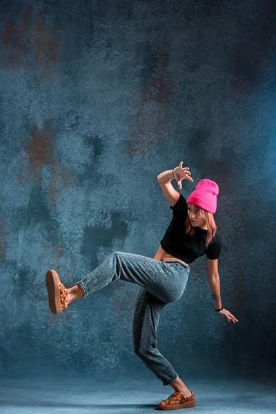 Chica joven romper bailando sobre fondo de pared . —  Fotos de Stock