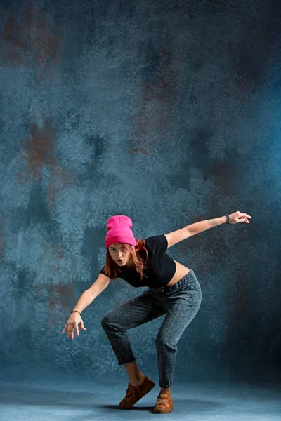 Chica joven romper bailando sobre fondo de pared . —  Fotos de Stock