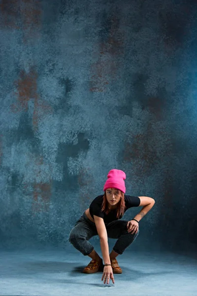 Chica joven romper bailando sobre fondo de pared . —  Fotos de Stock