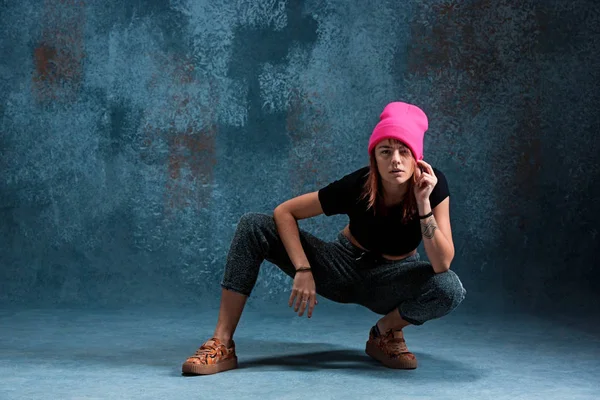 Young girl break dancing on wall background. — Stock Photo, Image