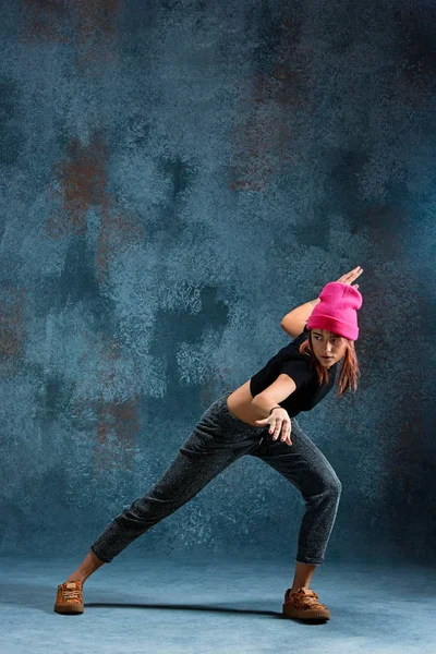 Chica joven romper bailando sobre fondo de pared . —  Fotos de Stock