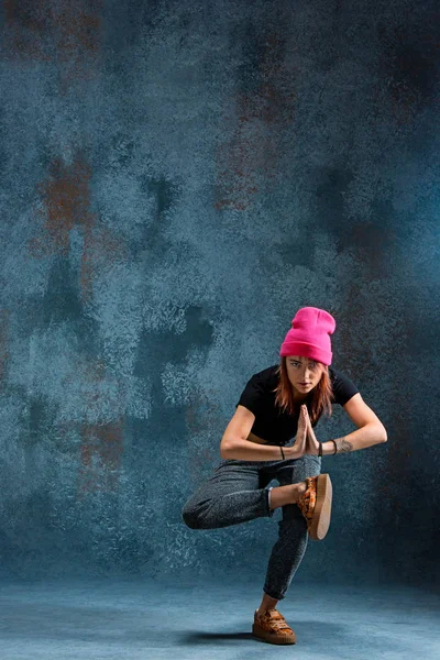 Chica joven romper bailando sobre fondo de pared . —  Fotos de Stock