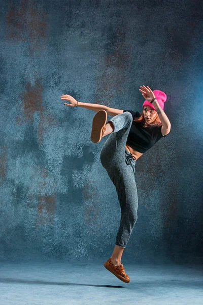 Jong meisje break dancing op muur achtergrond. — Stockfoto