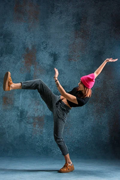 Young girl break dancing on wall background. — Stock Photo, Image