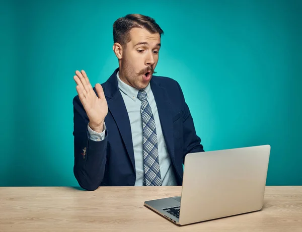 Triste jovem trabalhando no laptop na mesa — Fotografia de Stock