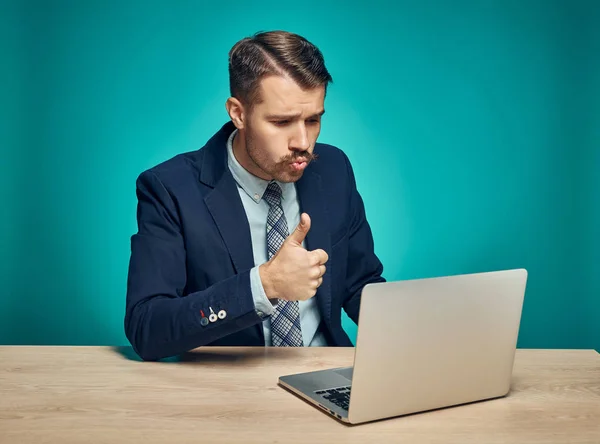 Triste jovem trabalhando no laptop na mesa — Fotografia de Stock