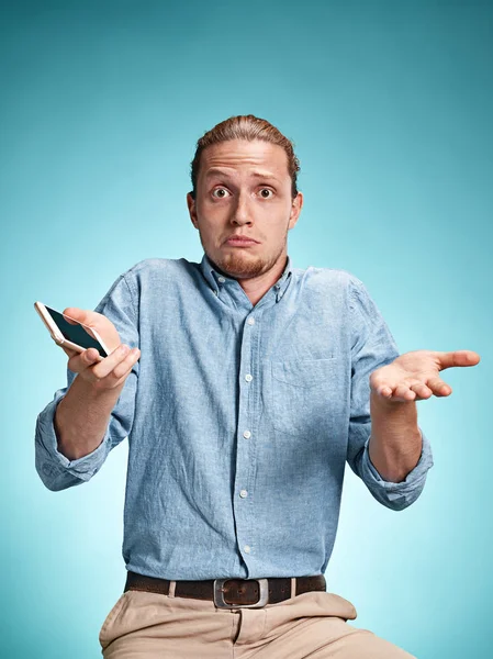 El joven sorprendido hombre caucásico sobre fondo azul — Foto de Stock