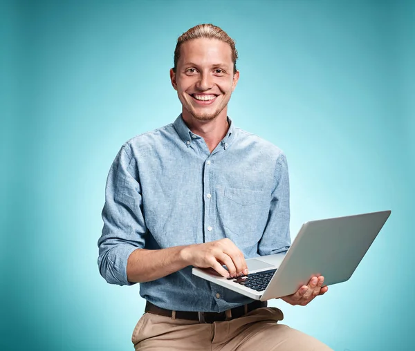 Triste jovem trabalhando no laptop — Fotografia de Stock