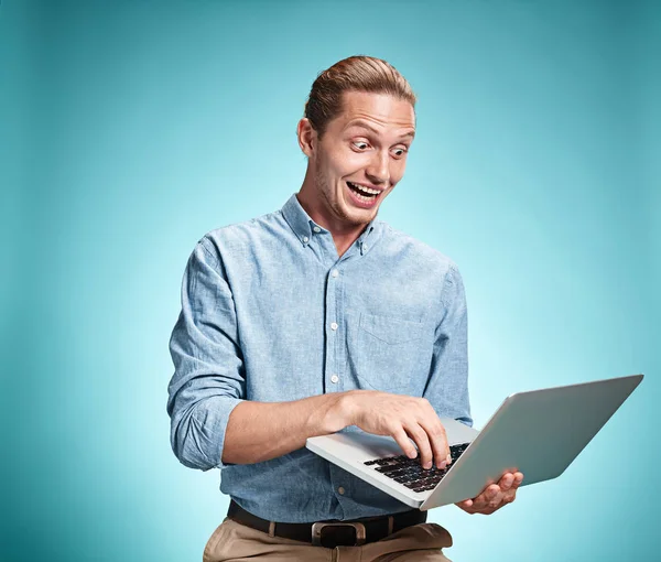 Triste jovem trabalhando no laptop — Fotografia de Stock