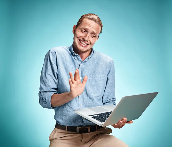 Triste jovem trabalhando no laptop — Fotografia de Stock