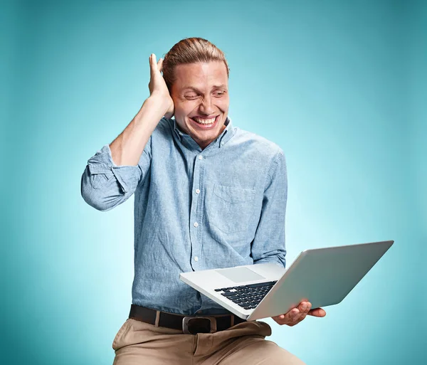 Triste jovem trabalhando no laptop — Fotografia de Stock