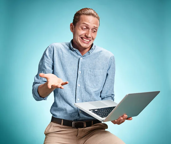 Trauriger junger Mann arbeitet am Laptop — Stockfoto