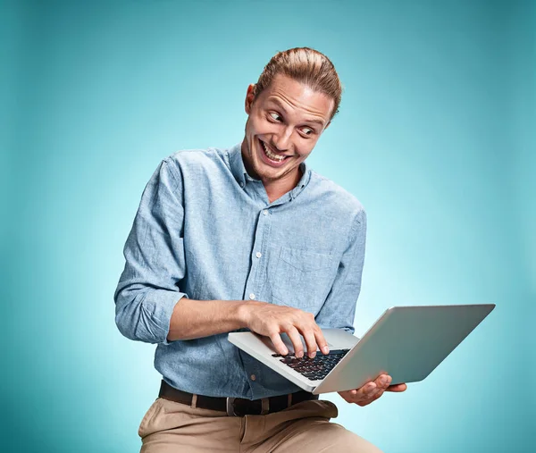 Triste jovem trabalhando no laptop — Fotografia de Stock