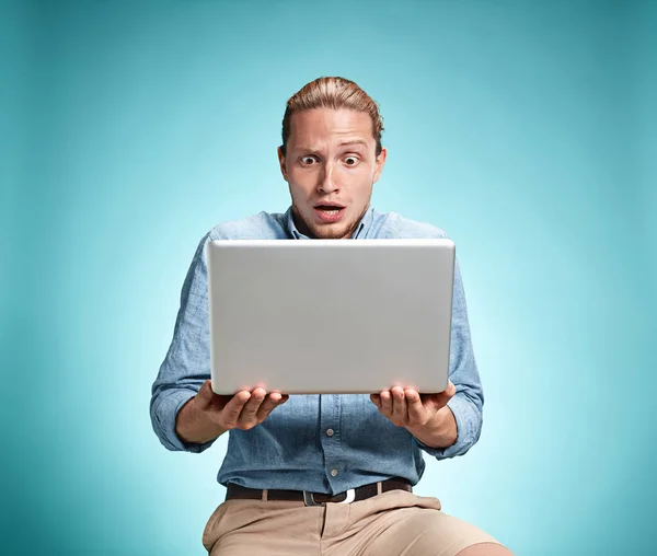 Triste jovem trabalhando no laptop — Fotografia de Stock