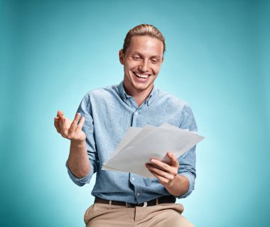 Harika fikir adet kağıt tutan zeki gülümseyen öğrenci